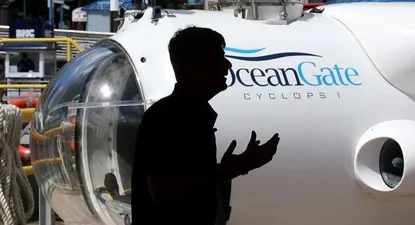 El presidente de OceanGate, Stockton Rush, frente a uno de los submarinos de la empresa