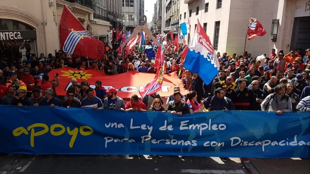 Decenas de trabajadores se movilizaron en la Ciudad Vieja