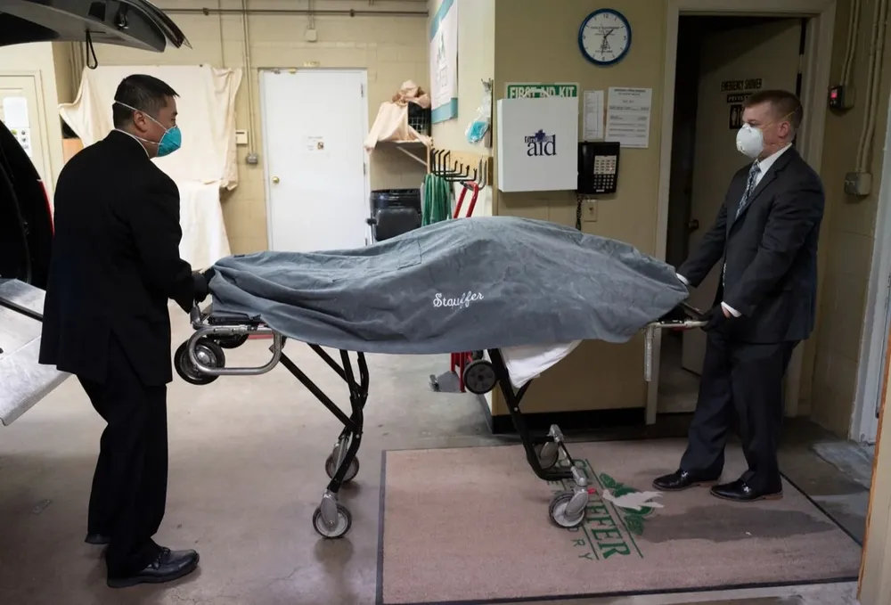 Personal de la funeraria norteamericana usa una camilla para transportar el cuerpo de una víctima de Covid-19, el 1º de mayo de 2020