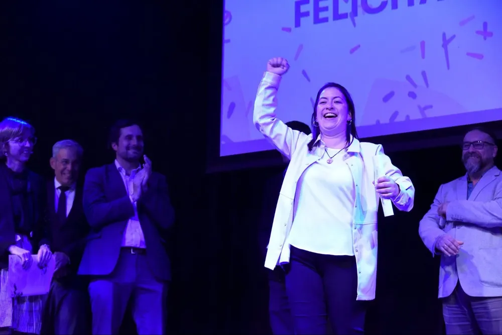 Pírez recibe el premio a mejor docente.