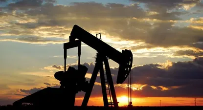 Petróleo Brent cae 3%; Arabia Saudita y Rusia evalúan aumentar producción