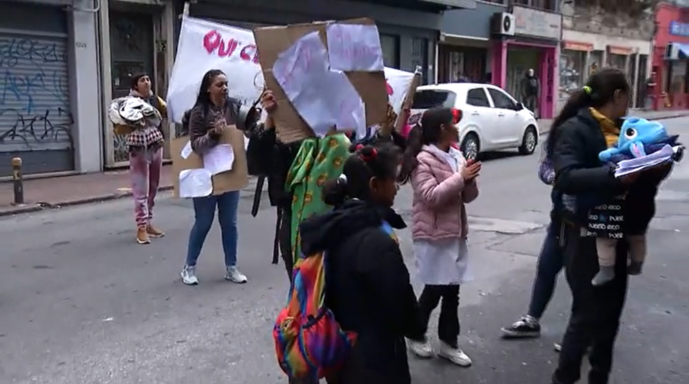 Madres manifestandose por situación en el hogar&nbsp;Zorzal