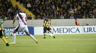 Cristóforo ya no puede hacer nada y observa cómo Nandez, con precisión de relojero, manda de zurda la pelota a la red