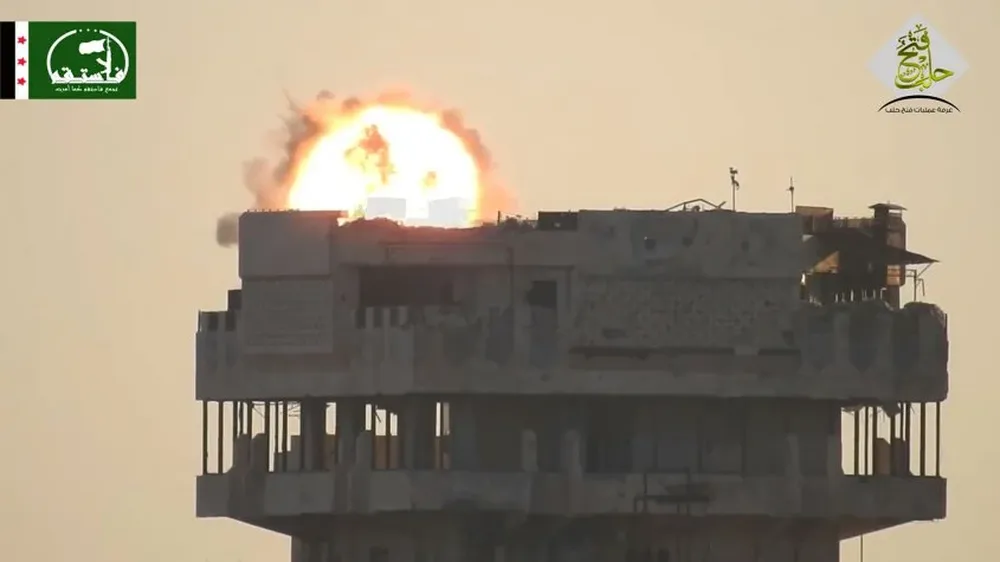 Una captura de Youtube de un misil estadounidense apuntado hacia dos combatientes en Siria.