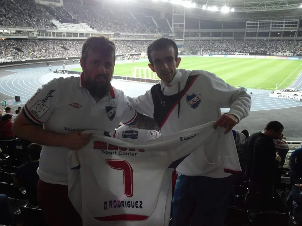 Con el grupo de hinchas que se formó por la vecindad en el Parque Central.