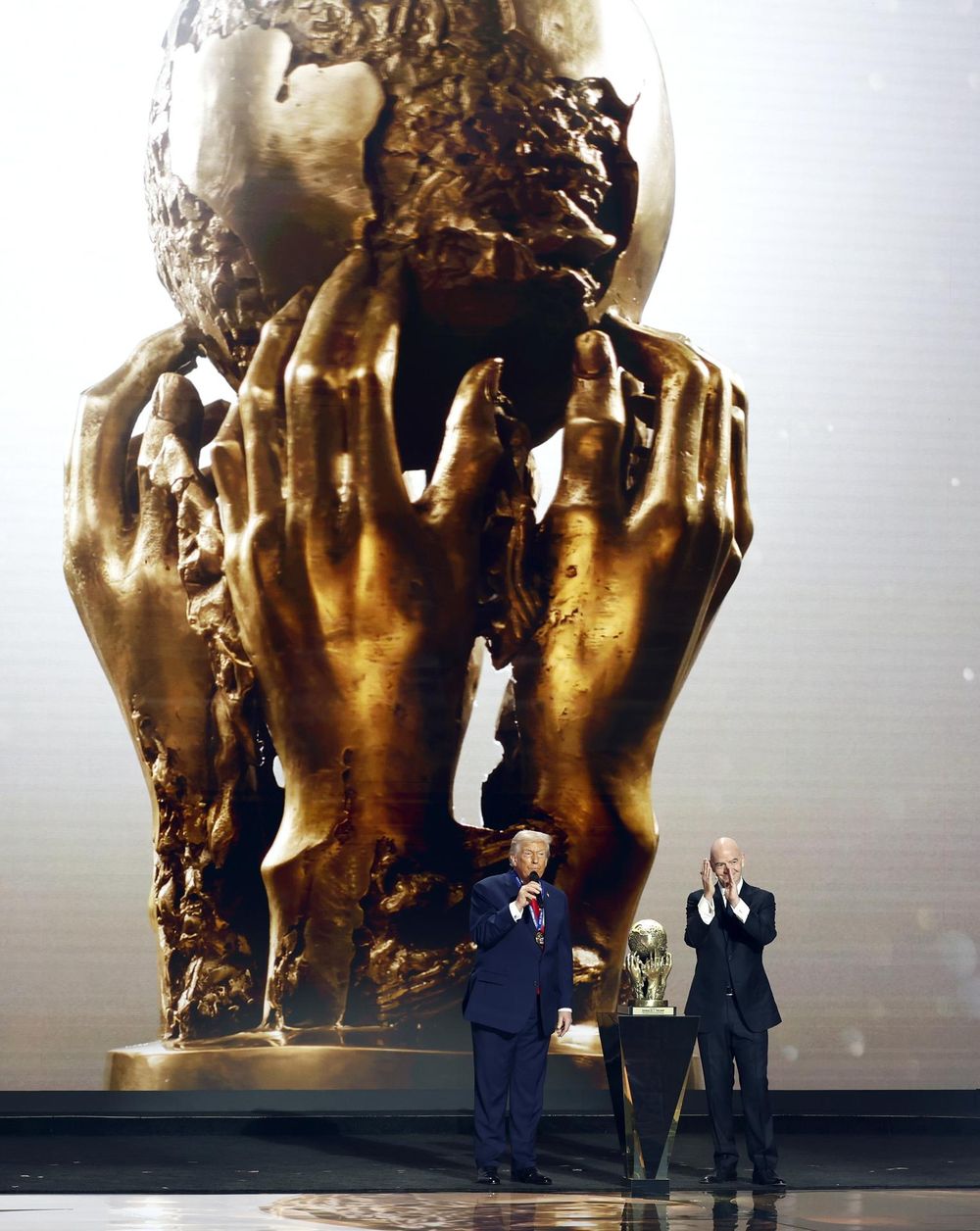 Donald Trump e Infantino en la ceremonia del sorteo de la Fase de Grupos para el Mundial 2026. EFE