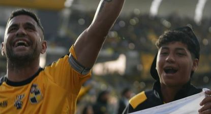 Manuel Fernández celebra junto a su hijo el título con Coquimbo Unido, con la bandera uruguaya y