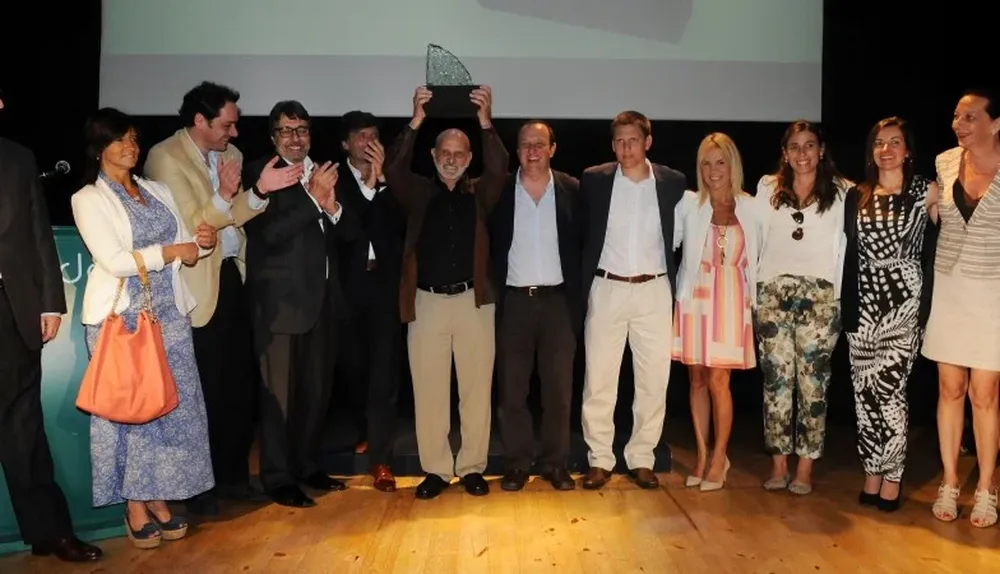 Elbio Acuña recibiendo su premio junto a la directiva de AUDAP