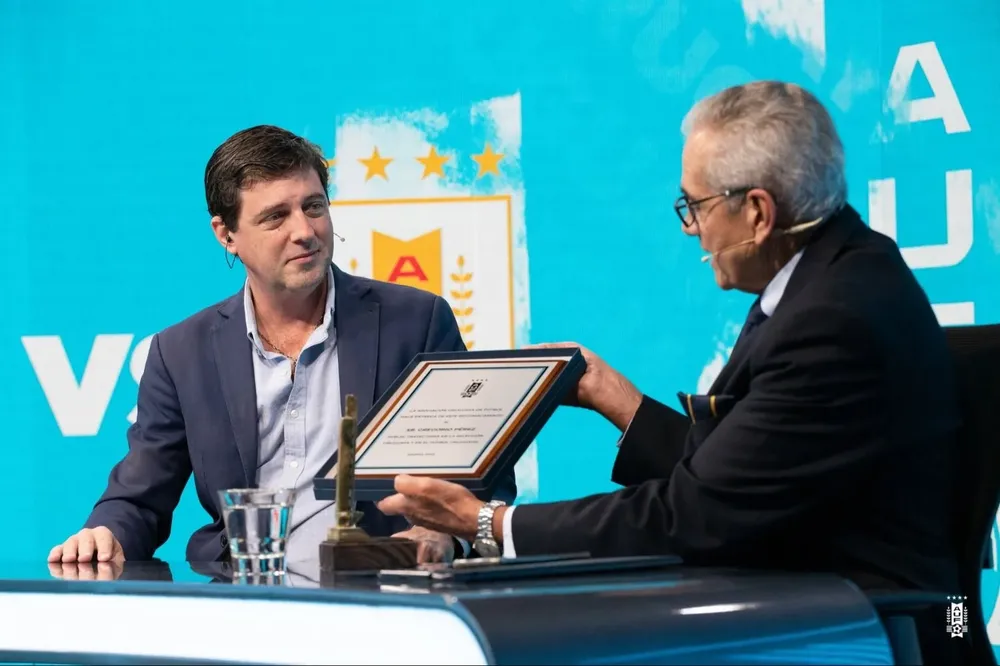 Ignacio Alonso le entrega la plaqueta a Gregorio Pérez en el homenaje de la AUF al ahora extécnico