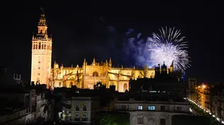 Espectáculo de fuegos artificiales sobre la catedral de Sevilla.