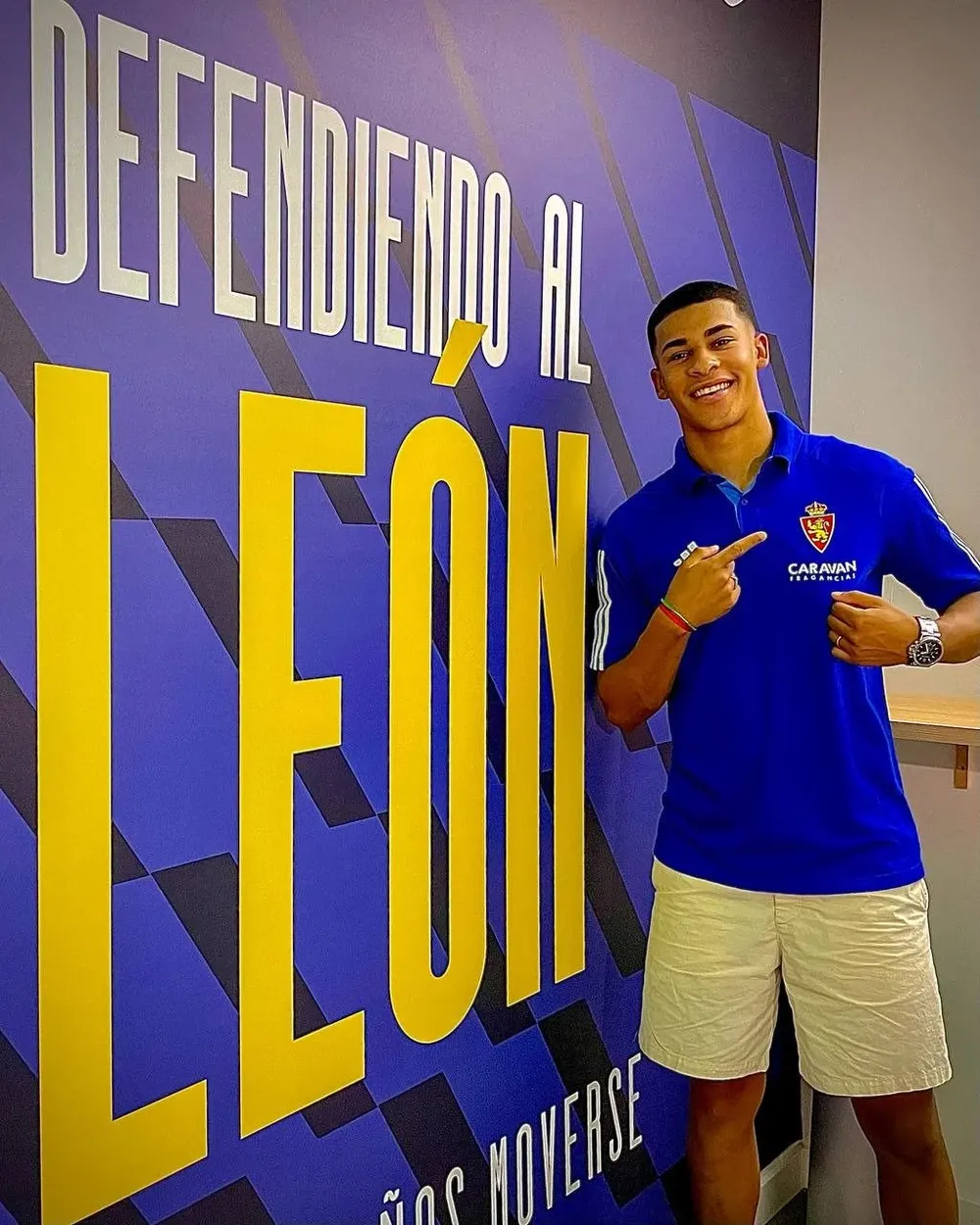 Santiago Mouriño con el escudo de Zaragoza, en el que jugará a préstamo