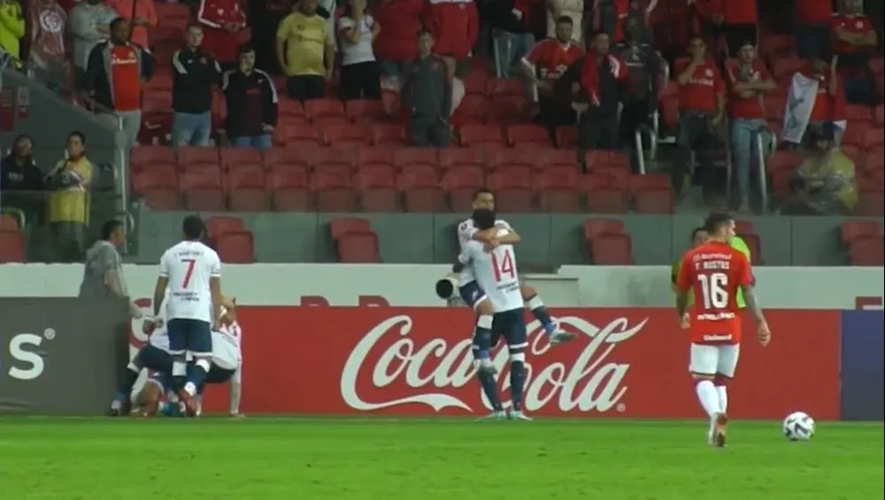 El festejo de Nacional desde el césped de Beira Río