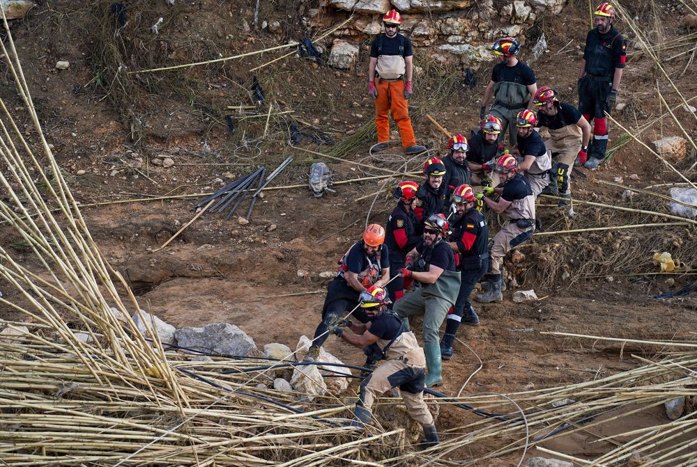 Rescatistas trabajando entre los destrozos provocados por la DANA