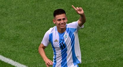 Claudio Echeverri festeja su gol
