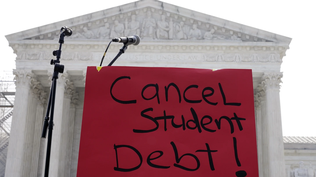 Un cartel que dice “cancelen la deuda estudiantil” afuera de la Corte Suprema en Washington.