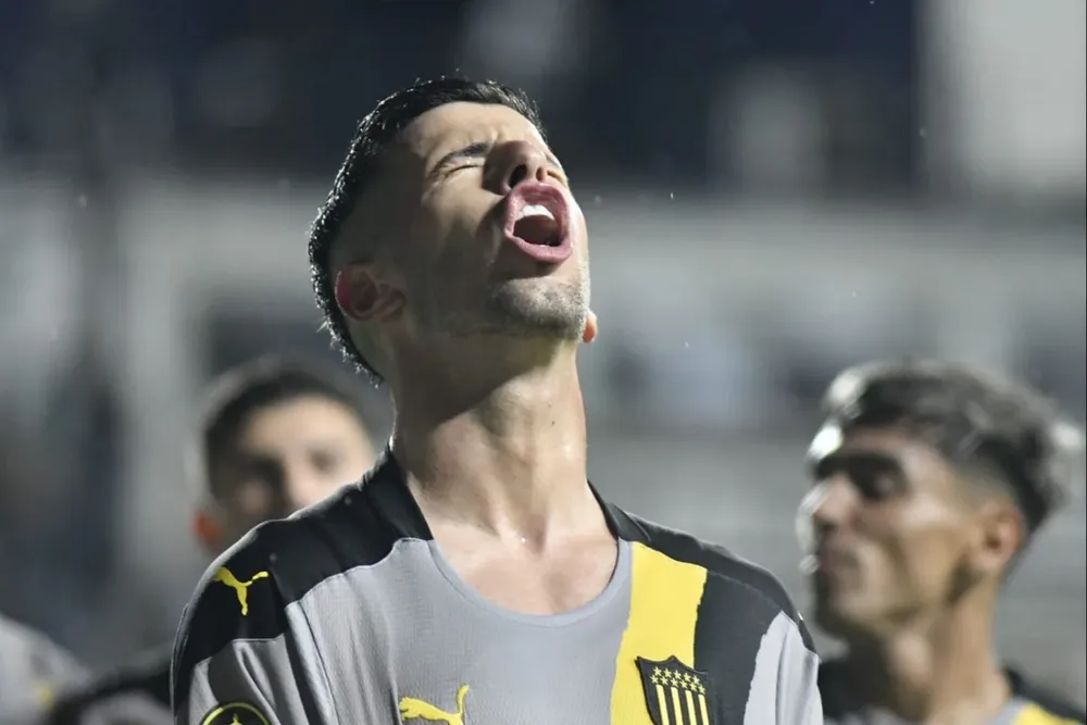 Pablo Ceppelini abrió el marcador para Peñarol ante Villa Española, de tiro penal