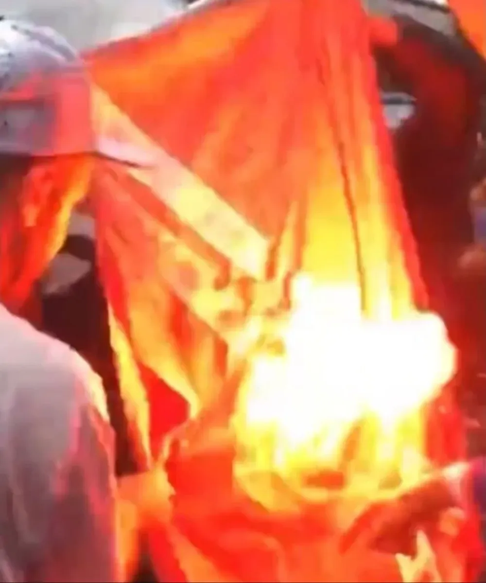 Hinchas de Nacional prenden fuego una bandera de Internacional de Porto Alegre, este miércoles en la capital gaúcha