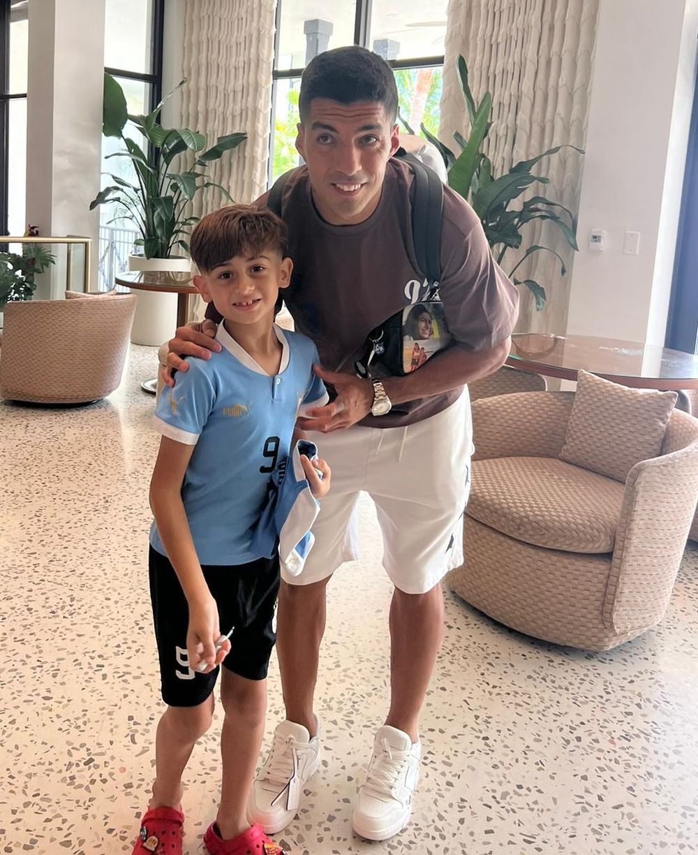 El pequeño hincha con Luis Suárez