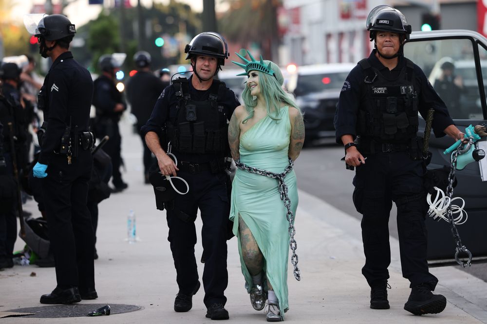 Una mujer vestida como la estatua de la libertad es detenida en Los Angeles.