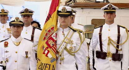 La Princesa Leonor como abanderada en la jura a la bandera en Montevideo. EFE