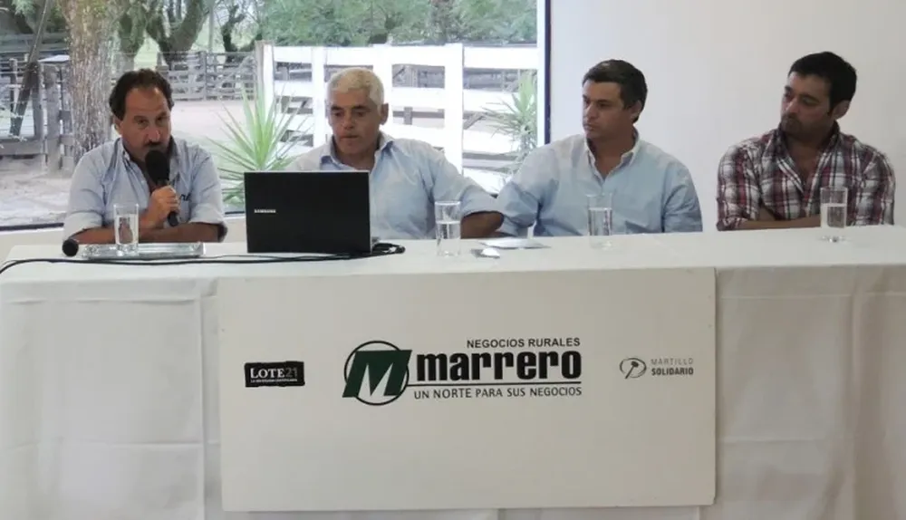 Representantes de las cabañas y del escritorio Marrero en la conferencia