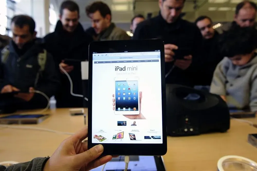 Inglaterra- Varios clientes prueban la nueva tableta de Apple, iPad mini, en una tienda de la firma en Londres