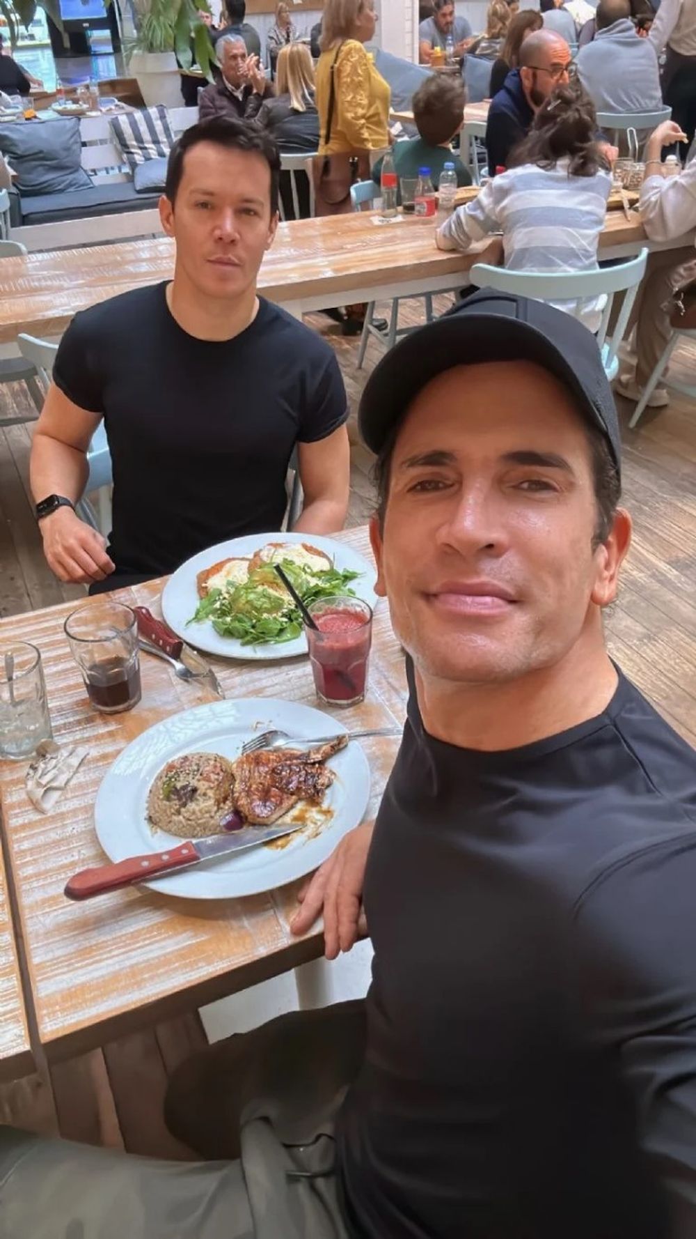 El actor contó que en su vida cotidiana limpia, ordena y se queda en su casa.