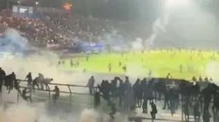 Los gases lacrimógenos que lanzó la Policía llevaron a las corridas de varios aficionados