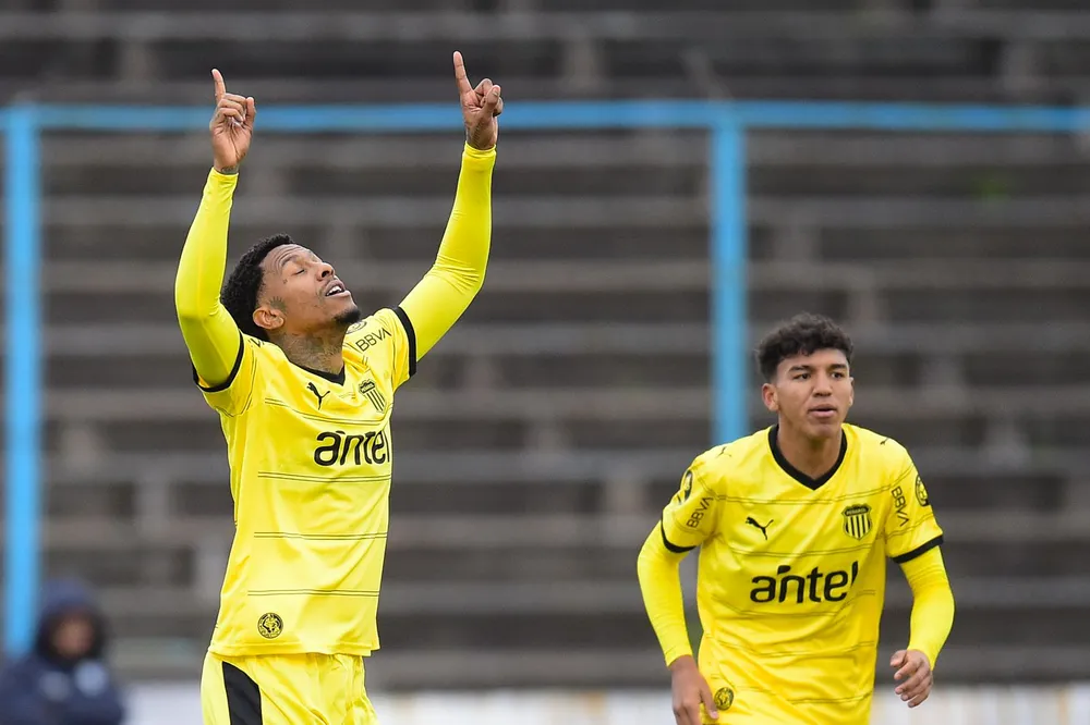 Abel Hernández celebra su gol para Peñarol ante Cerro junto a Brian Barboza, por el Torneo Intermedio