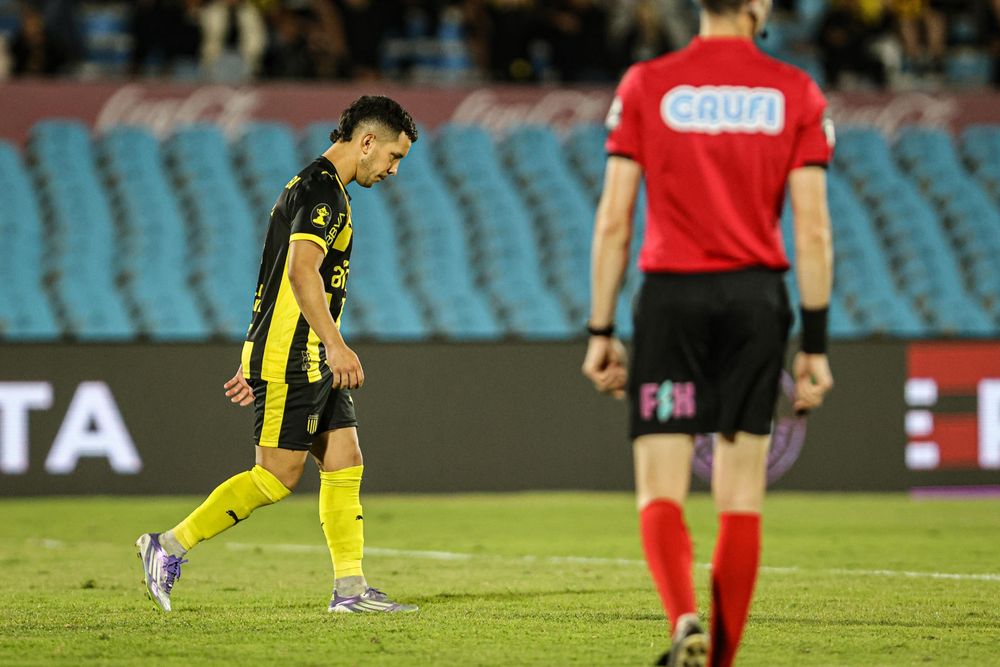 Leo Fernández de Peñarol se lamenta tras fallar su penal en la tanda entre Peñarol y Colo-Colo en el Estadio Centenario&nbsp;
