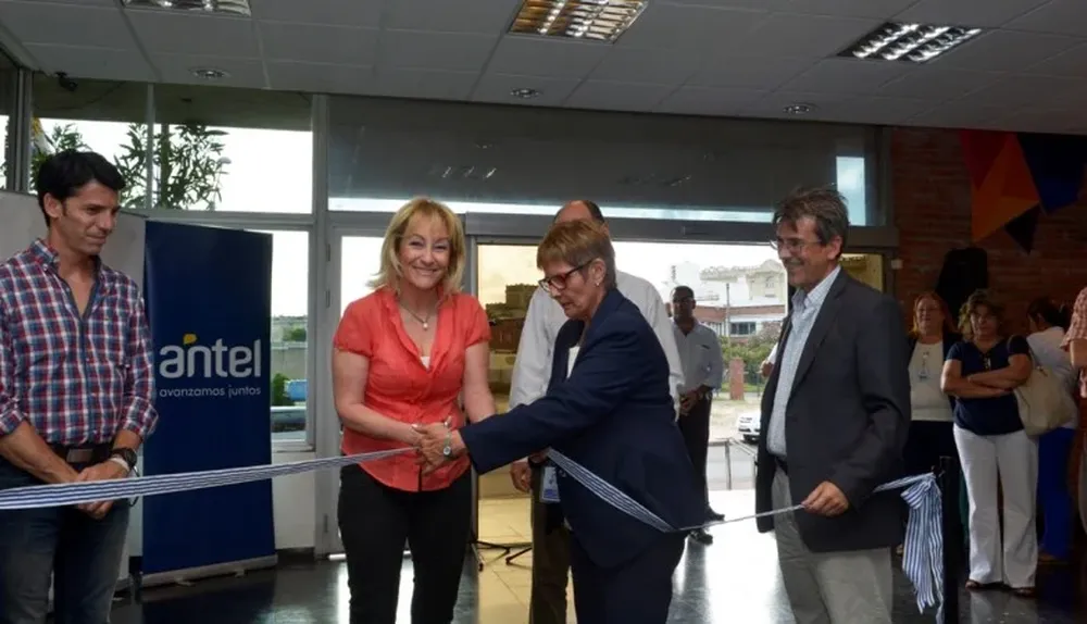 La presidenta de ANTEL, Carolina Cosse, junto a Amalia González, de la Tienda Piriápolis.
