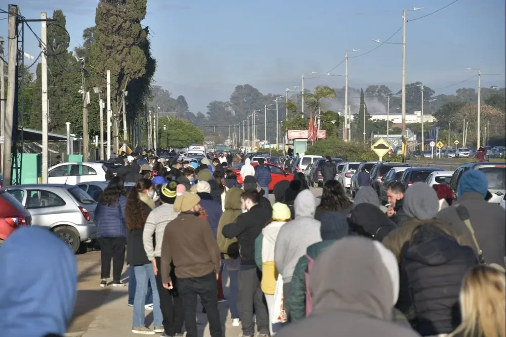 Filas en Paso Carrasco para vacunarse con Pfizer