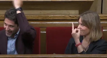 La presidenta de los comuns, Jéssica Albiach, hace una peineta al líder de Vox, Ignacio Garriga, en el pleno del Parlament