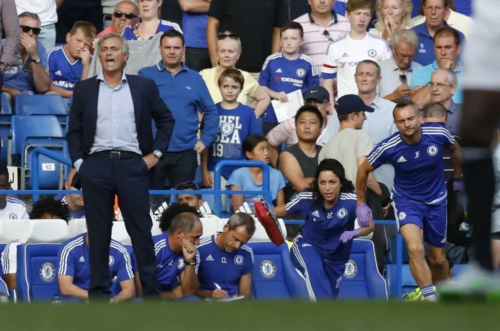 Mourinho grita, Eva Carneiro y su ayudante salen corriendo desde el banco