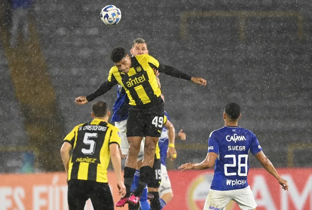 Betancur salta entre los defensas colombianos