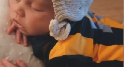 La pequeña Zoe, hija de Nicolás Schiappacasse, ya se vistió con los colores de Peñarol