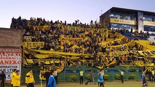 Fernando Morena y Walter Olivera hablan a un costado de la cancha en Paraguay.