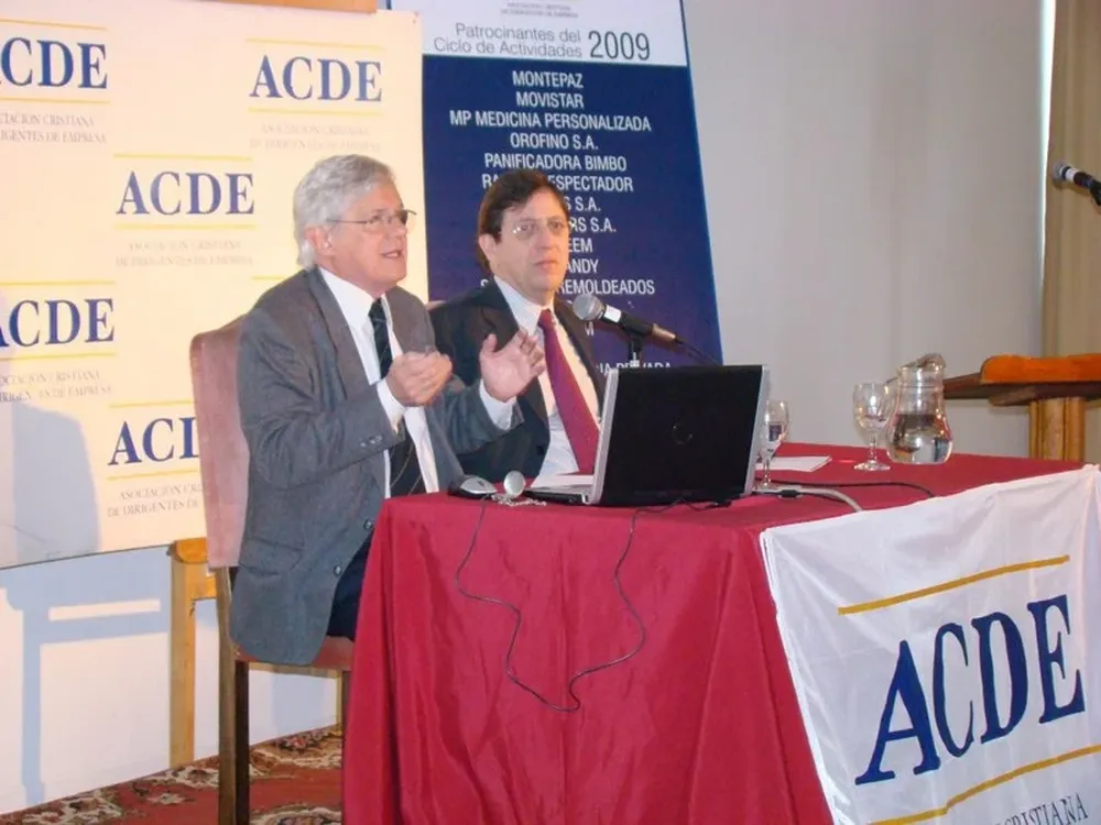 Miguel Kiguel y Manuel Mora y Araújo durante una disertación en Montevideo en 2009