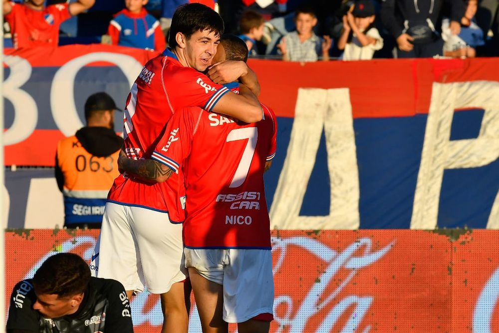 Gonzalo Petit y Nicolás López celebra el gol del juvenil y el tercero de los tricolores