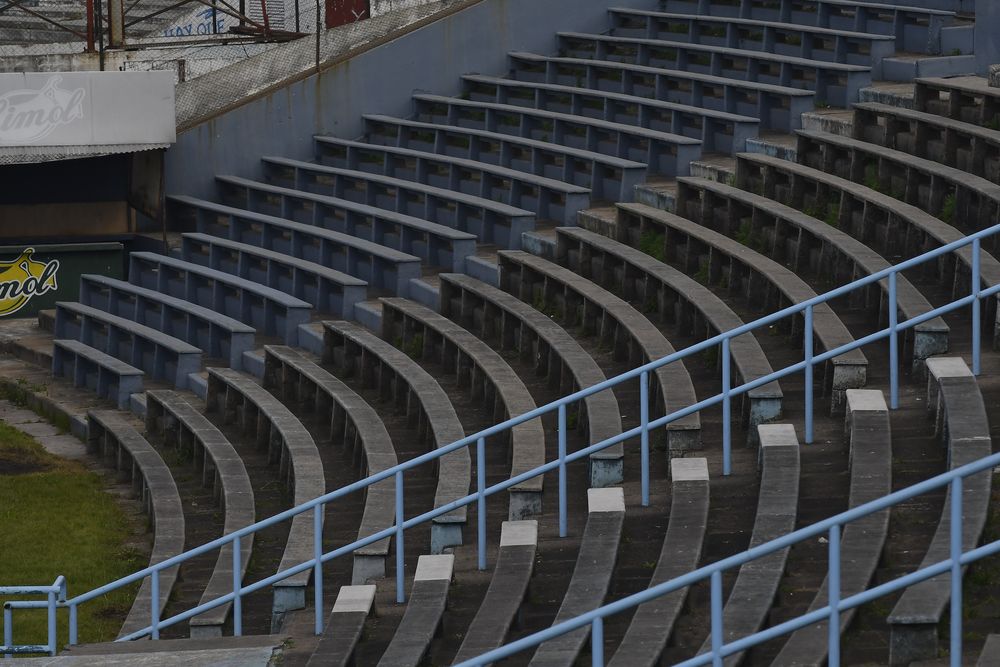 Parte de la tribuna principal del Tróccoli, con sus barandas pintadas Parte de la tribuna principal del Tróccoli, con sus barandas pintadas