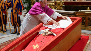 El rostro del papa Francisco es cubierto por un velo blanco.