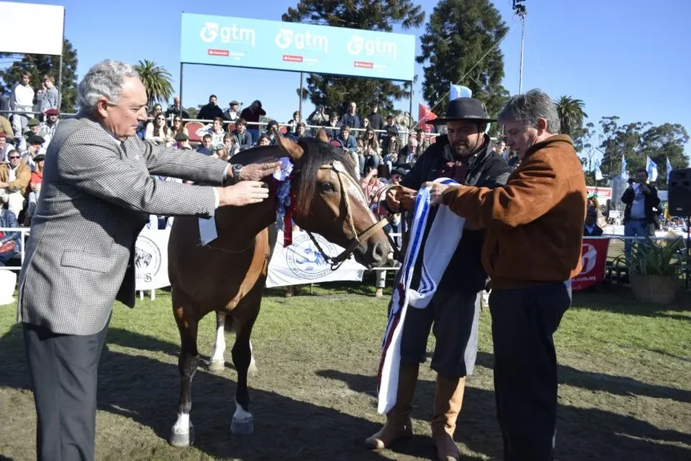 Zerbino y Parietti en la premiación del mejor de la raza, la Gran Campeona.