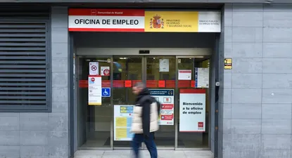 Un hombre pasa por una oficina de empleo.