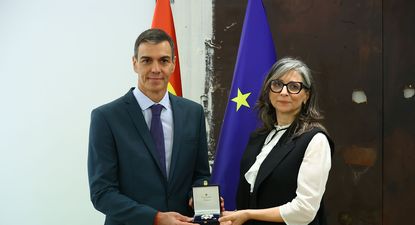 El presidente Pedro Sánchez entrega una condecoración a la polémica relatora de la ONU, Francesca Albanese.