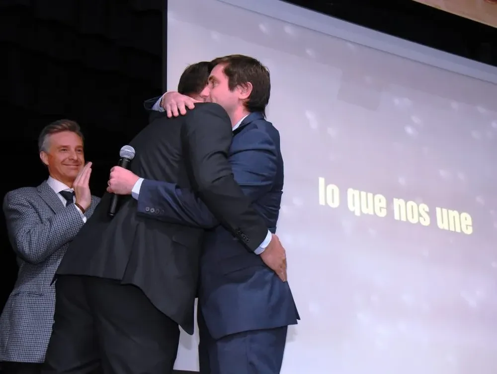 Ignacio Ruglio y Pablo Sciarra se funden en un abrazo