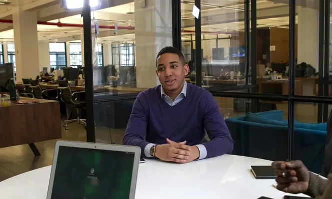 La empresa promueve el crecimiento profesional y la estabilidad laboral.