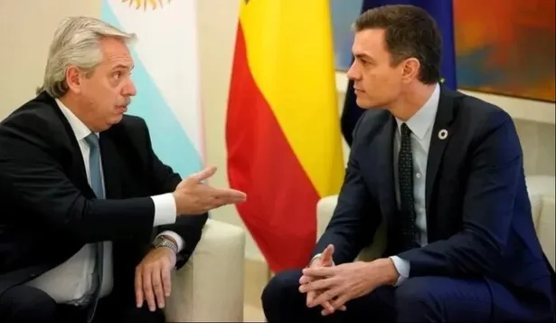 Alberto Fernández junto a Pedro Sánchez en el Palacio de la Moncloa durante una reunión bilateral que mantuvieron en febrero del 2020