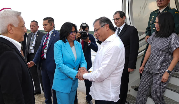 Petro con Delcy Rodríguez durante una visita a Venezuela en 2022