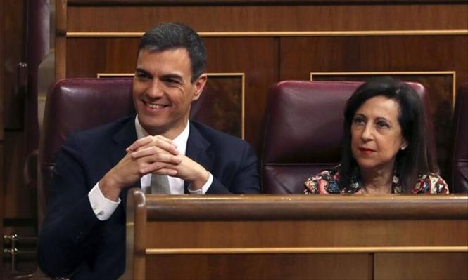 El presidente del Gobierno, Pedro Sánchez y la ministra de Defensa, Margarita Robles.