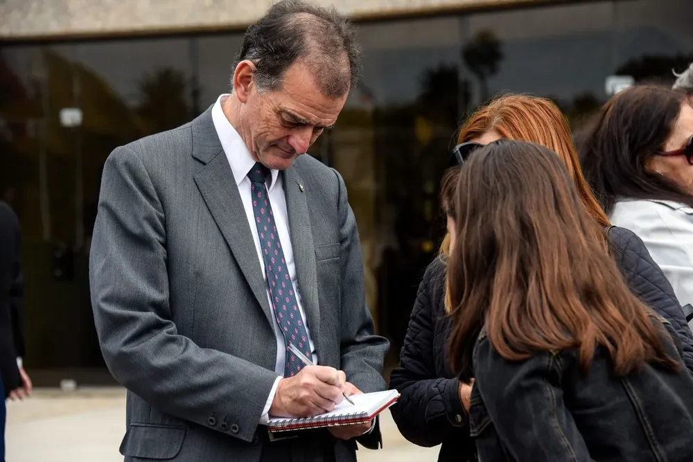 El senador Guido Manini Ríos negoció a lo largo de la jornada con Álvaro Delgado. Archivo